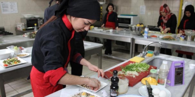 Liseli kızlar: Dersimi de çalışırım yemek de yaparım