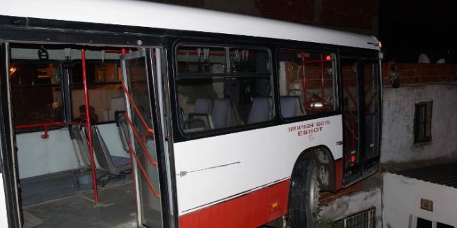 Belediye personelini taşıyan servis otobüsü eve çarptı