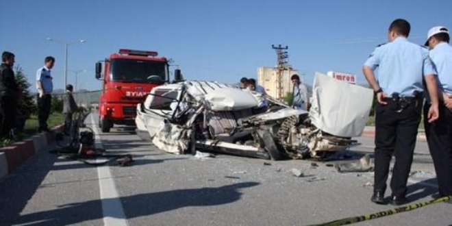 Manisa'da trafik kazası 2 ölü, 1 yaralı