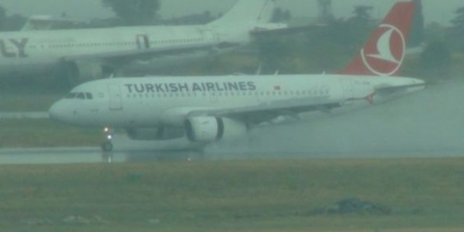Ağrı'da uçak seferlerine fırtına engeli