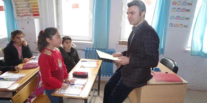 Kaymakam, öğretmen gibi derslere girdi