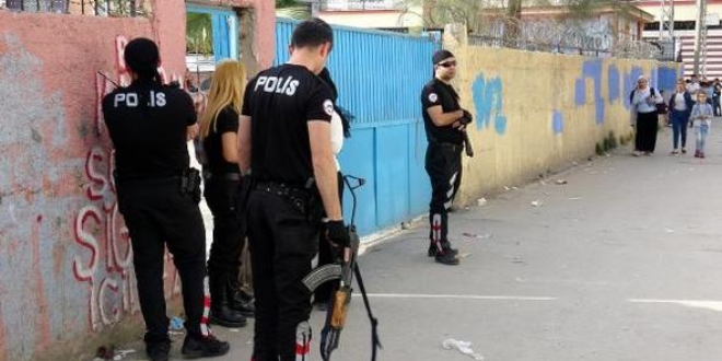 K�z arkada� kavgas�nda �ld�r�len �ocuk topra�a verildi