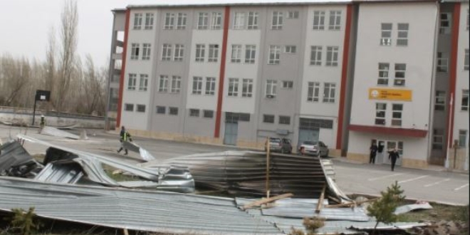 Ağrı'da rüzgar nedeniyle 12 okulda hasar oluştu