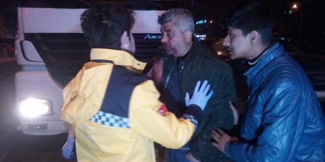 Yaralı sürücü sigara yakarak tedavi olmamak için direndi