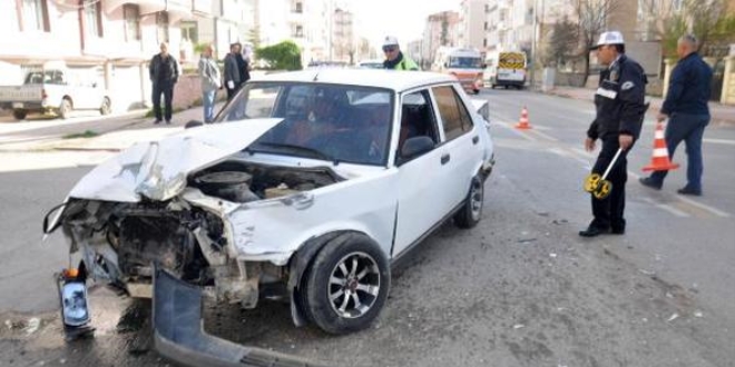 Yaralı sürücü kaza yerinden kaçtı