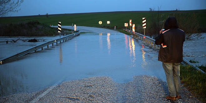 Edirne-Kırklareli yolu trafiğe kapandı