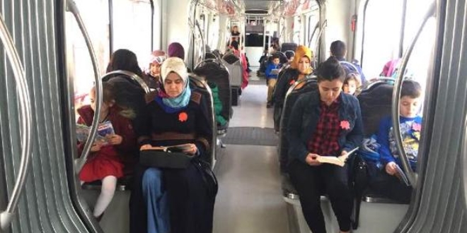Öğrencilerden tramvayda kitap okuma etkinliği