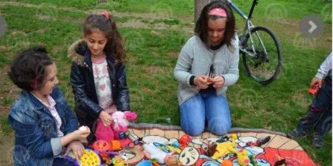 Sosyal medya arac�l���yla bir araya gelip, oyuncaklar payla��l�yor