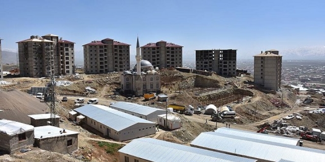 Hakkari'de terör mağdurları için konut yapımı sürüyor