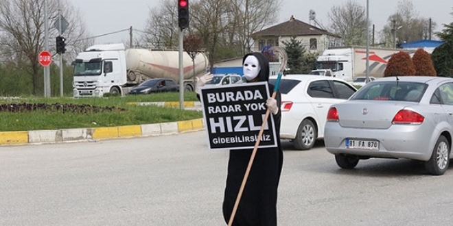 Tiyatro oyuncusundan trafik kazalarına dikkat çekmek için ilginç eylem