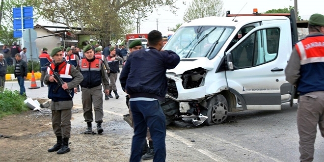 İzmir'de feci kaza: 3 ölü, 1 ağır yaralı