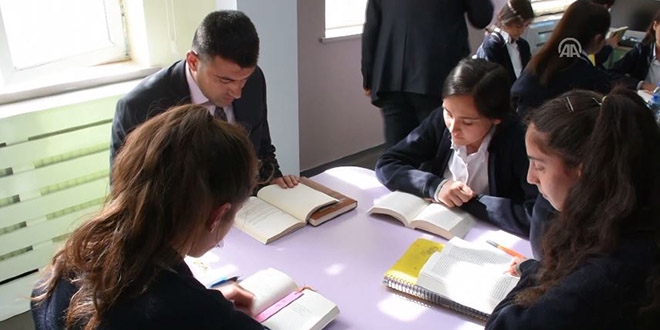 Milli Eğitim Müdürü Canlı, öğrencilerle kitap okudu
