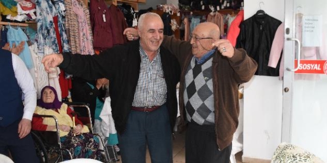Huzurevi sakinleri Sosyal Market'te moral depoladı