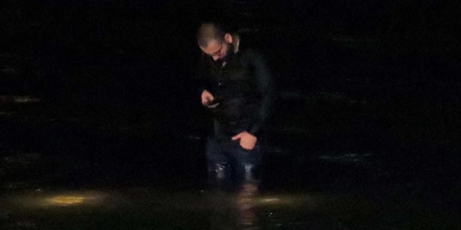 Baraj gölüne düşen cipi kaybolmasın diye üzerinde bekledi