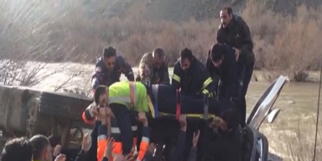 Beton mikseri dereye devrildi, �of�r� s�k��t��� yerden AFAD kurtard�