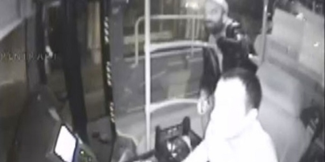 Otobüs şoförünün boğazına bıçak dayadı