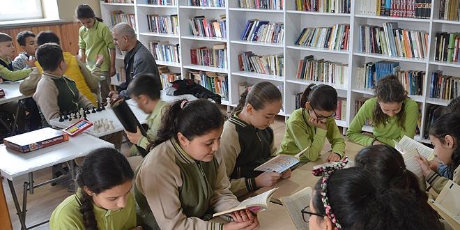 Muhtar�n mini k�t�phanesine destek ya�d�