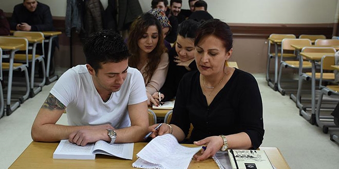 Anne o�ul ayn� s�ralarda dirsek ��r�t�yor