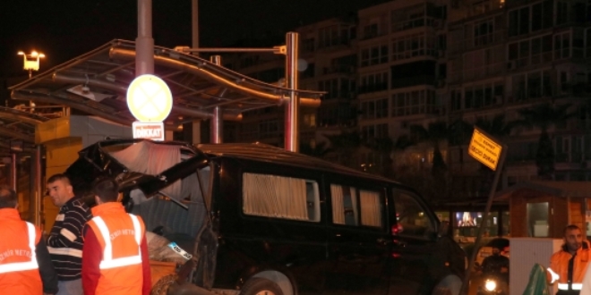 İzmir'de kaza yapan iki araç tramvay durağına çarptı