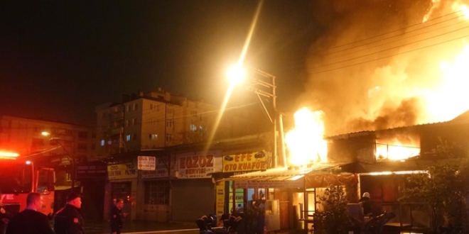Bursa'da bir ev ve iki iş yeri yandı