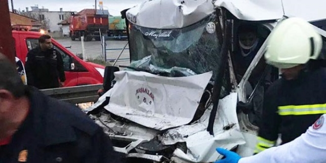Minibüs, kırmızı ışıkta bekleyen TIR'a çarptı: 13 yaralı