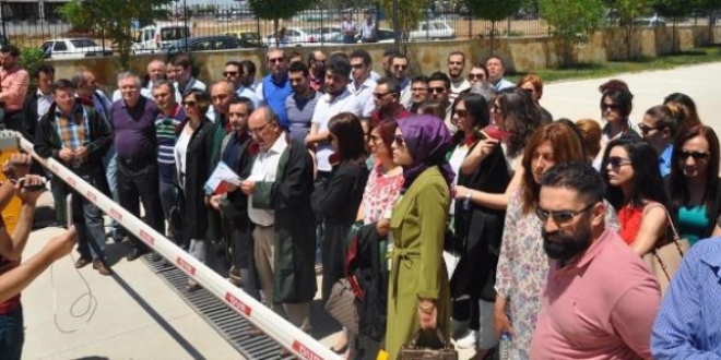 Otopark eylemi yapan avukatlar hakim karşısında