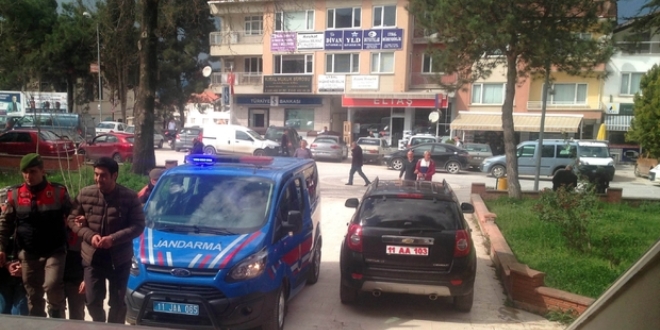 Kobra yılanı zehri satmaya çalışan 3 kişi tutuklandı