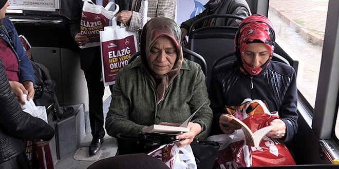 Elazığ'da toplu taşıma araçlarında kitap okuma etkinliği