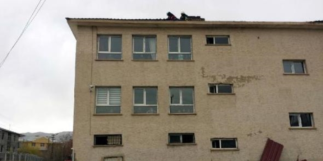 Van'da şiddetli rüzgardan okulun çatısı uçtu