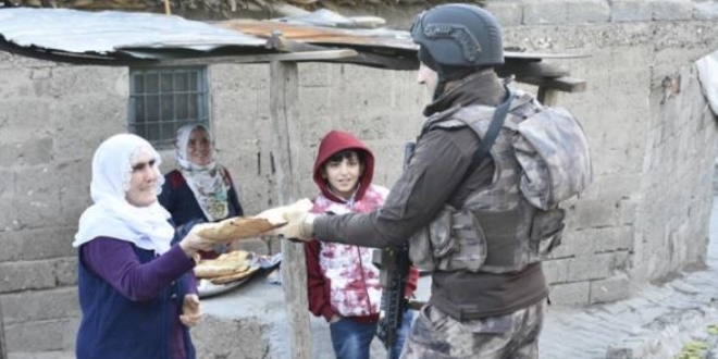 Diyarbakırlı kadınlardan polise sıcak ekmek ikramı