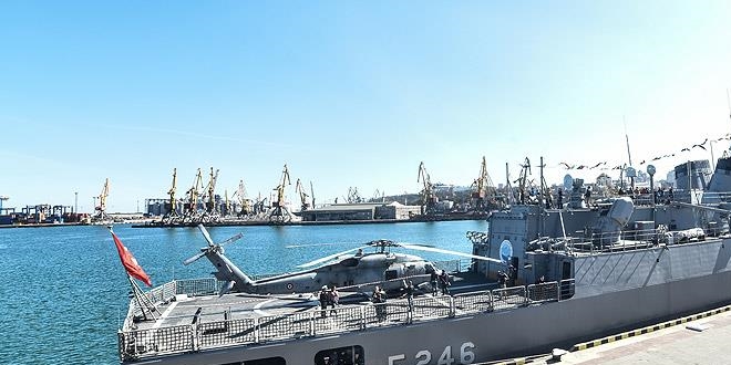 Türk fırkateynleri Ukrayna'da demir attı