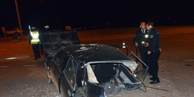 Kaza yapan otomobil ortadan ikiye ayrıldı: Feci görüntüler