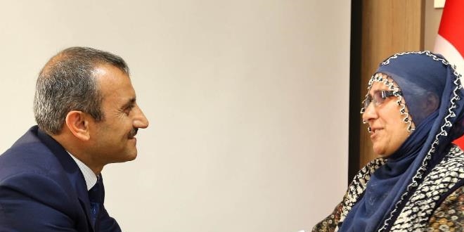 Belediye Başkanı konutunu 5 yetim çocuğu olan anneye verdi