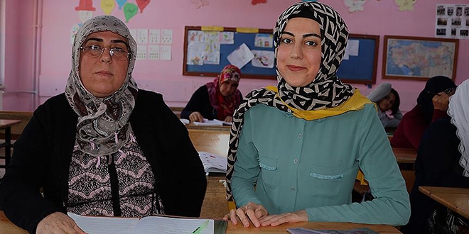 Kızının öğrencisi oldu