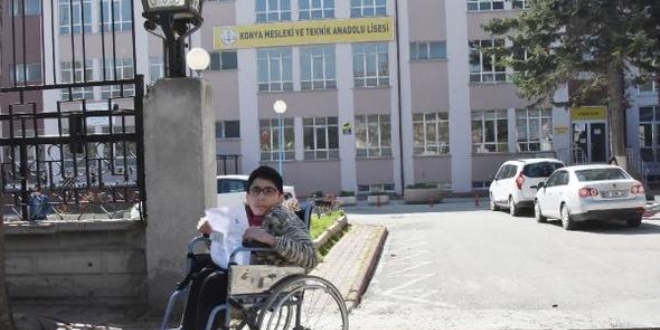 Kimliğinde fotoğrafı olmadığı için sınava alınmadı