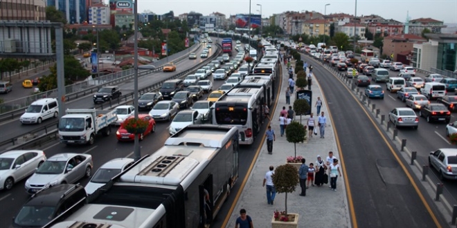 �stanbul'da metrob�s ar�zas� ula��m� aksatt�