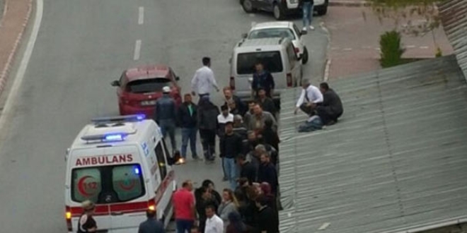 Otomobilin çarptığı çocuk çatıya savruldu