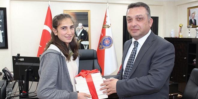 Koyun otlatırken kitap okuyan Kader'e ödül