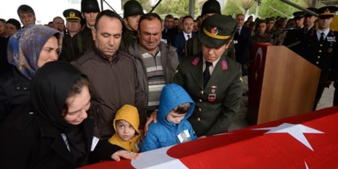Şehit iki uzman çavuş son yolculuklarına uğurlandı