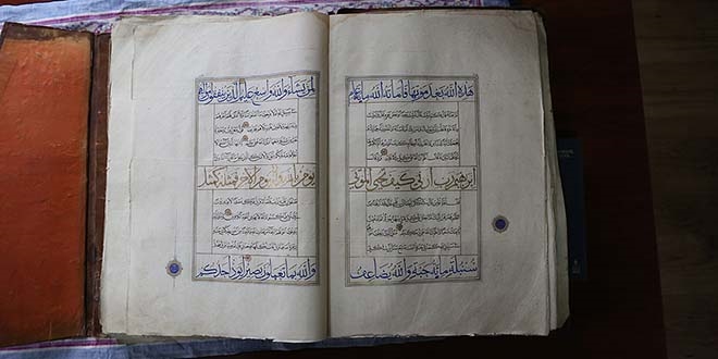 K�y camisindeki 6 as�rl�k Kur'an art�k k�t�phanede