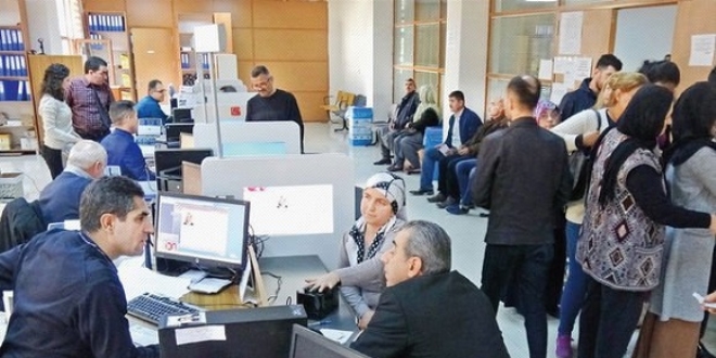 Pasaport ve ehliyette ilk gün 'arızalı' geçti
