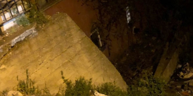 Halı silkelerken 8 metrelik çukura düştü