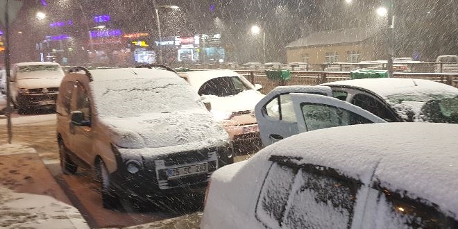 Erzurum'da kar yağışı etkili oluyor