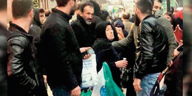 Vatandaş sokakta satış yapan kadını zabıtaya vermedi
