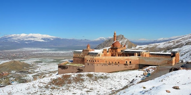 Tarihi İshakpaşa Sarayı nisanda beyaza büründü