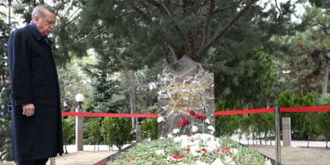 Cumhurbaşkanı Erdoğan, Türkeş'in mezarını ziyaret etti