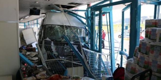 Ad�yaman'da ��renci servisi markete girdi: 4 yaral�