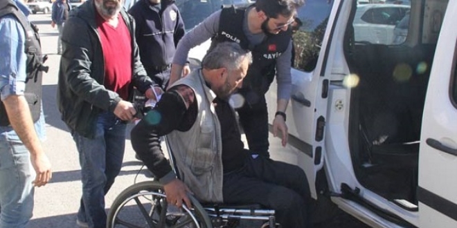 Arkadaşını öldürdü, sürünerek kaçmaya çalışırken yakalandı