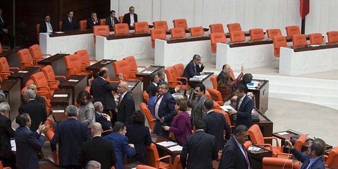 CHP ve HDP Genel Kurul salonunu terk etti