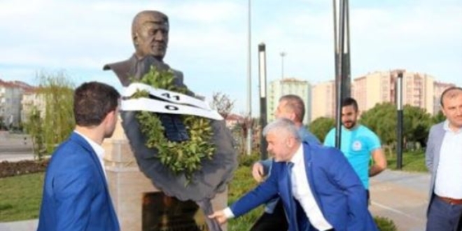 CHP'li belediye başkanı kendi heykelini dikti